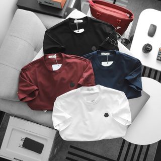 Áo thun chất liệu cotton 4 chiều, co giãn mềm mịn, thấm hút mồ hôi tốt.