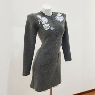 D185 Đầm Dệt Kim Nữ Tay Dài Thêu Hoa Phối Viền Thanh Lịch – Màu Xám, Size S-XL