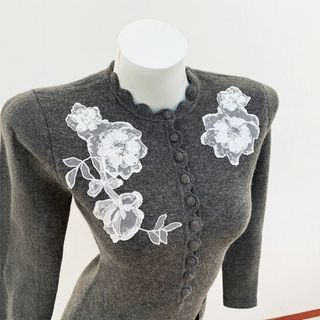 D185 Đầm Dệt Kim Nữ Tay Dài Thêu Hoa Phối Viền Thanh Lịch – Màu Xám, Size S-XL