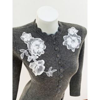 D185 Đầm Dệt Kim Nữ Tay Dài Thêu Hoa Phối Viền Thanh Lịch – Màu Xám, Size S-XL