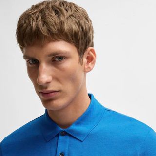 Áo thun polo nam. Chất cotton pique mềm mịn, logo thêu đơn giản, tỉ mỉ.