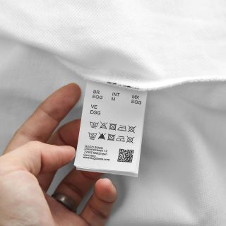 Áo thun polo nam. Chất cotton pique mềm mịn, logo thêu đơn giản, tỉ mỉ.