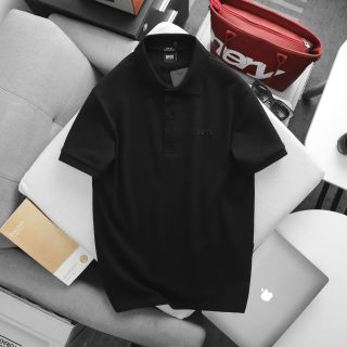 Áo thun polo nam. Chất cotton pique mềm mịn, logo thêu đơn giản, tỉ mỉ.