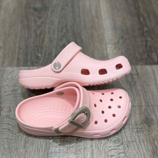 Chuyên cung cấp sỉ dép, chất liệu EVA chính hãng 9-10 crocs, đúc nguyên khối chuẩn từng milimet