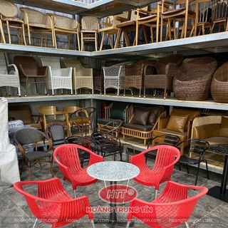 Ghế nhựa cafe màu đỏ. Ghế bành chân nhôm .