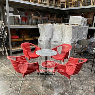 Ghế nhựa cafe màu đỏ. Ghế bành chân nhôm .
