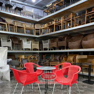 Ghế nhựa cafe màu đỏ. Ghế bành chân nhôm .