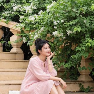 Đầm baby doll ngọt ngào dễ thương màu hồng pastel với thiết kế tay phồng và nơ cổ