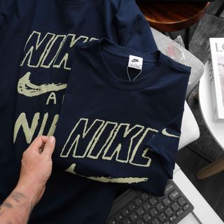 Mẫu áo NK nam. Áo chất cotton. Phong cách trẻ trung, cá tính, form unisex nam nữ đều có thể mặc.