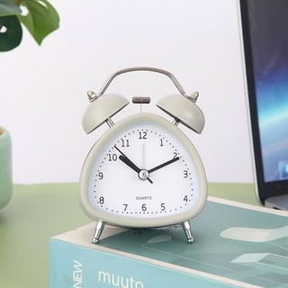 Đồng hồ báo thức hình tam giác để bàn