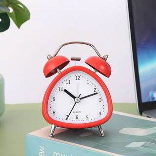 Đồng hồ báo thức hình tam giác để bàn