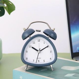 Đồng hồ báo thức hình tam giác để bàn