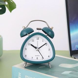 Đồng hồ báo thức hình tam giác để bàn