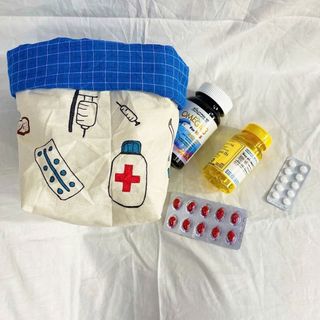 Giỏ đựng thuốc, trang trí nhà cửa, may thêu vẽ handmade