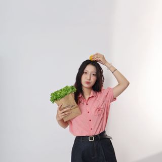 Impéris Fashion | Áo Sơ Caro Đỏ Nơ Túi Freesize