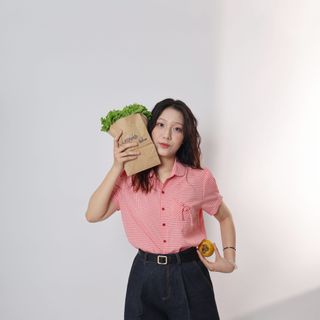Impéris Fashion | Áo Sơ Caro Đỏ Nơ Túi Freesize