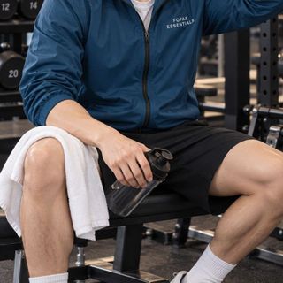 Áo Khoác Fofas Essentials. Chất vải si giãn chính phẩm được may 2 lớp.