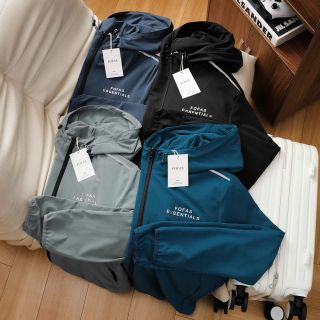 Áo Khoác Fofas Essentials. Chất vải si giãn chính phẩm được may 2 lớp.