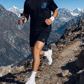 Áo ngắn tay running, thể dục, thể thao. Chất liệu: poliester mè cao cấp, chuyên dụng cho vận động.