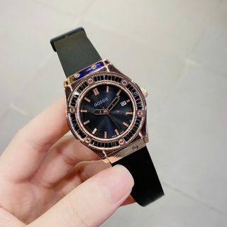 Đồng hồ nữ mặt tròn đính đá, dây cao su đen cá tính Gossie H Đen