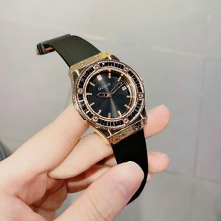 Đồng hồ nữ mặt tròn đính đá, dây cao su đen cá tính Gossie H Đen
