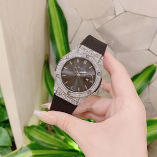 Đồng hồ nữ mặt tròn đính đá, dây cao su đen cá tính Gossie H Đen