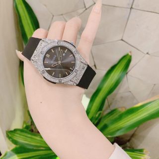 Đồng hồ nữ mặt tròn đính đá, dây cao su đen cá tính Gossie H Đen