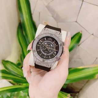 Đồng hồ nam nữ mặt tròn đính đá, dây cao su 3 núm thể thao Gossie 3 Núm