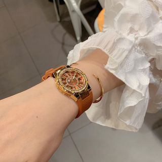 Đồng hồ nữ mặt tròn đính đá, dây cao su cam đất Gossie Cam Đất