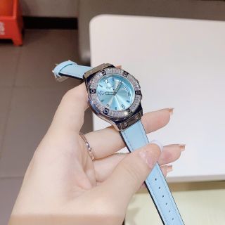 Đồng hồ nữ mặt tròn đính đá, dây da xanh thanh lịch Dimini Xanh Nền Trơn