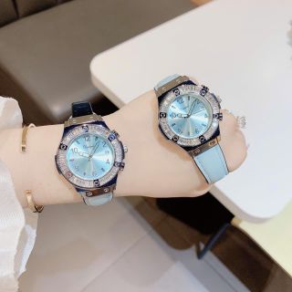 Đồng hồ nữ mặt tròn đính đá, dây da xanh thanh lịch Dimini Xanh Nền Trơn