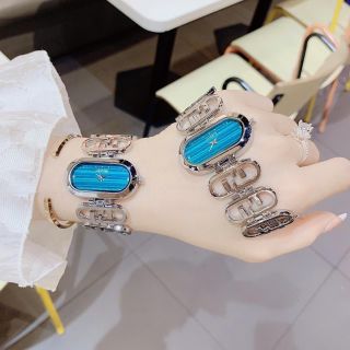 Đồng hồ nữ mặt oval, dây lắc chữ F 2 màu vàng - bạc Gossie Lắc F