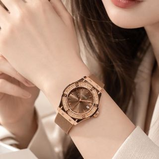 Đồng hồ nữ mặt tròn đính đá, dây cao su nâu sang trọng Gossie H Nâu