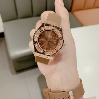 Đồng hồ nữ mặt tròn đính đá, dây cao su nâu sang trọng Gossie H Nâu