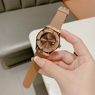 Đồng hồ nữ mặt tròn đính đá, dây cao su nâu sang trọng Gossie H Nâu