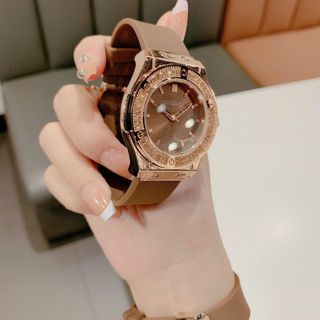 Đồng hồ nữ mặt tròn đính đá, dây cao su nâu sang trọng Gossie H Nâu