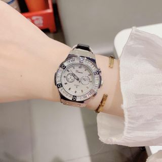 Đồng hồ nữ mặt tròn đính đá, dây da xám hiện đại Dimini Xám
