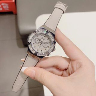 Đồng hồ nữ mặt tròn đính đá, dây da xám hiện đại Dimini Xám