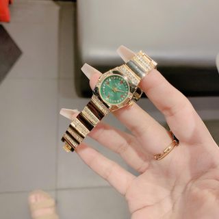 Đồng hồ nữ mặt tròn đính đá, điểm số đá đỏ 2 màu vàng - xanh BS Số Đá Đỏ