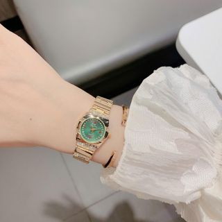 Đồng hồ nữ mặt tròn đính đá, điểm số đá đỏ 2 màu vàng - xanh BS Số Đá Đỏ