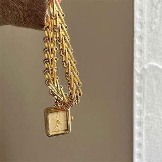 Đồng hồ nữ mặt vuông dây xích treo 2 màu đỏ - vàng Gossie Xích Treo