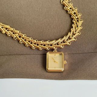 Đồng hồ nữ mặt vuông dây xích treo 2 màu đỏ - vàng Gossie Xích Treo