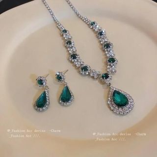 Set trang sức nữ giọt nước đá xanh lục bảo viền đá sang trọng Set Giọt Nước Xanh Lục Bảo