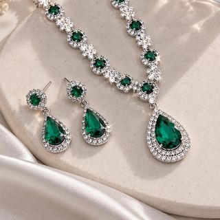 Set trang sức nữ giọt nước đá xanh lục bảo viền đá sang trọng Set Giọt Nước Xanh Lục Bảo