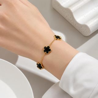 Vòng tay nữ cỏ bốn lá đen viền vàng sang trọng