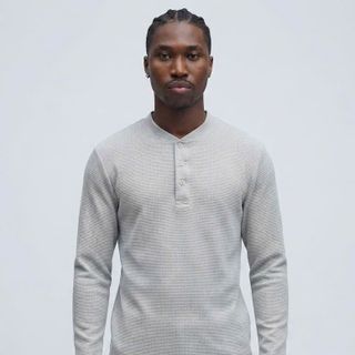 Loose Henley Texture Longsleeve.