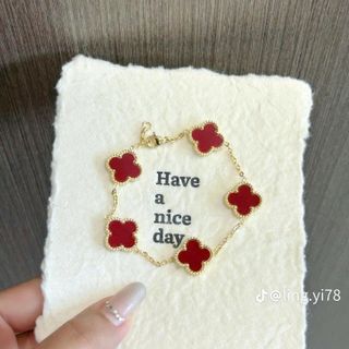 Vòng tay nữ cỏ bốn lá đỏ viền vàng sang trọng