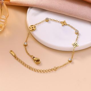 Vòng tay nữ thép titan họa tiết clover đính đá tone vàng thanh lịch Vòng Tay Thép Titan Clover