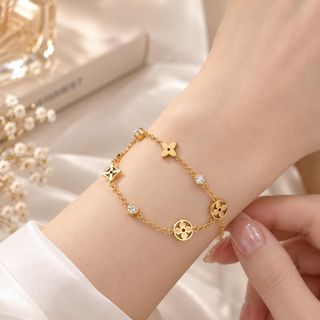 Vòng tay nữ thép titan họa tiết clover đính đá tone vàng thanh lịch Vòng Tay Thép Titan Clover