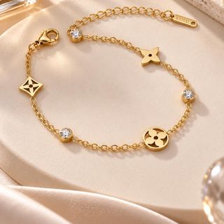 Vòng tay nữ thép titan họa tiết clover đính đá tone vàng thanh lịch Vòng Tay Thép Titan Clover
